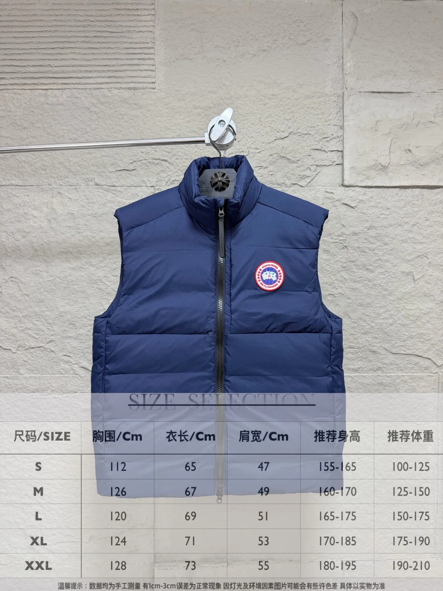 (High-quality) 𝘾𝘼𝙉𝘼𝘿𝘼 𝙂𝙊𝙊𝙎𝙀/Canada Goose Stand Collar Lightweight Down Vest ●Selected tear-proof textured fabric, fine plaid texture, wind-resistant and durable, taking into account light weight and toughness. ●Horizontal quilting segmented down lock technology, the down is evenly filled, not easy to run away, fluffy and not bloated. ●Classic red and black round emblem embroidery, the brand logo is exquisite and three-dimensional, low-key and high-end. ●High stand-up collar and windproof design, YKK zippers are smooth and durable, and the drawstring at the hem can be tightened freely to lock in warmth. ●Practical pockets on both sides make it easy to store small items; the stowable and portable design does not take up space when traveling. ●The cut is loose and neat, not flattering to your body shape. It can be worn alone in spring and autumn or layered with a coat in winter. It is suitable for urban commuting and outdoor travel. COLOUR:Blue red label SIZE: S M L XL XXL